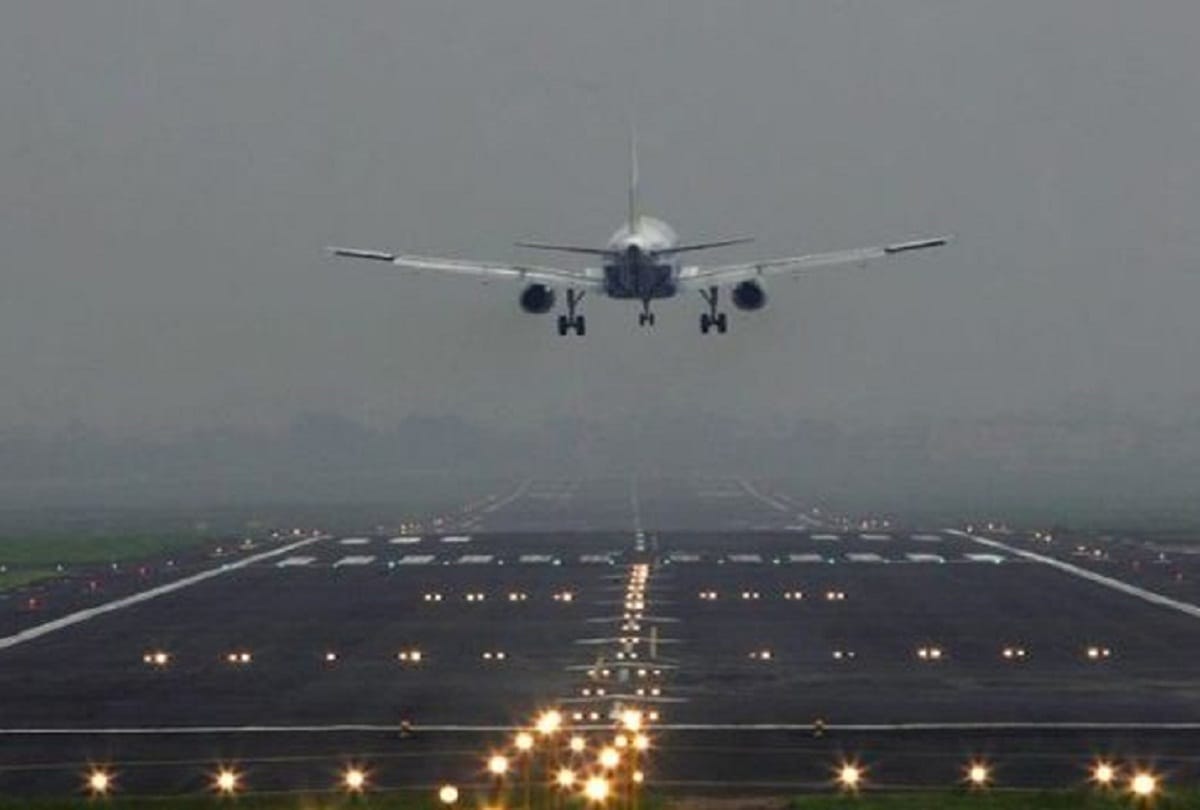 mobile phone theft in flight at lucknow airport