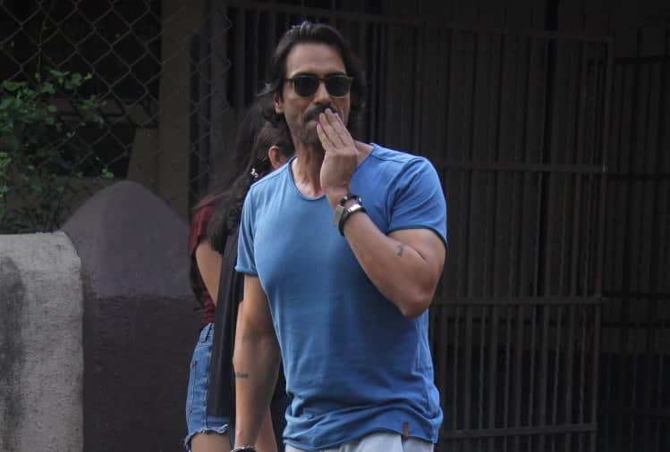 arjun rampal daughter mahikaa and myra spot at mumbai restraunt