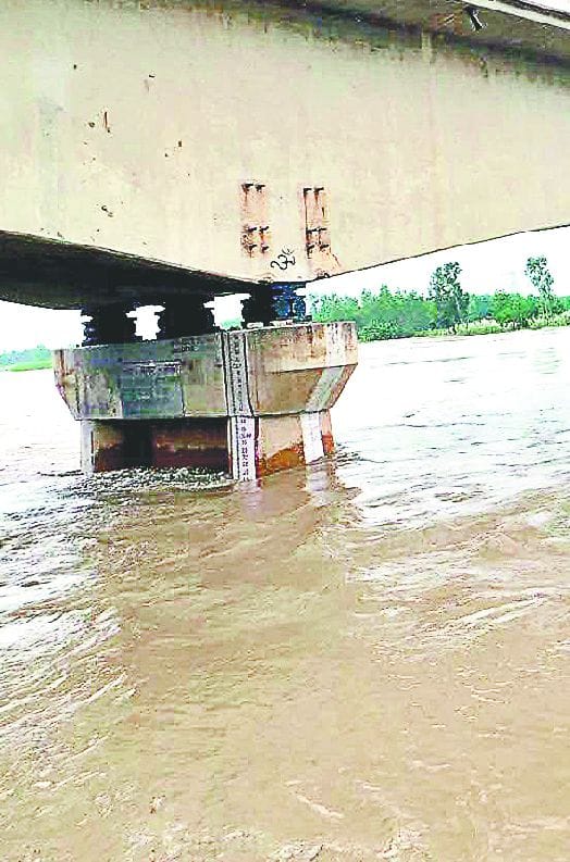 Yamuna boom in villagers panic