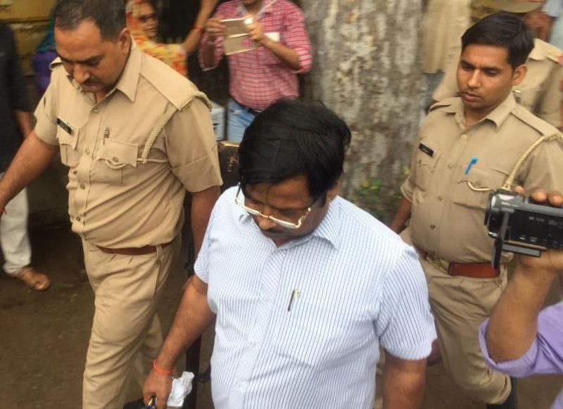 रिश्वतखोर प्रभारी सब रजिस्ट्रार को मेरठ जेल भेजा
