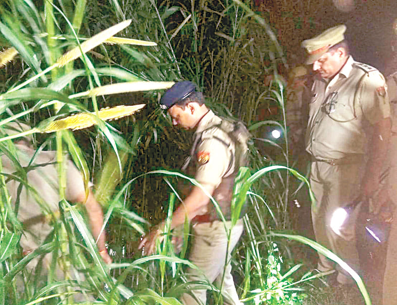 in encounter robber and two policemen wonded.