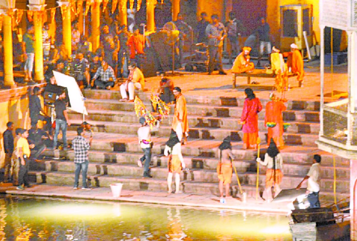 film actor rajinikanth reached lallumal ghat of lucknow for shooting
