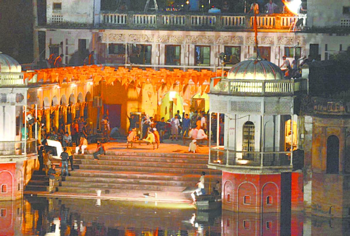 film actor rajinikanth reached lallumal ghat of lucknow for shooting