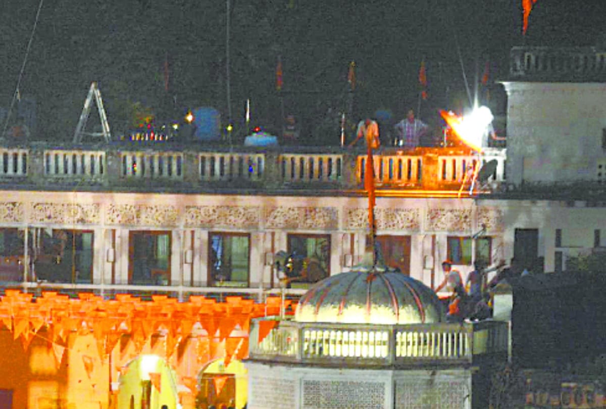 film actor rajinikanth reached lallumal ghat of lucknow for shooting