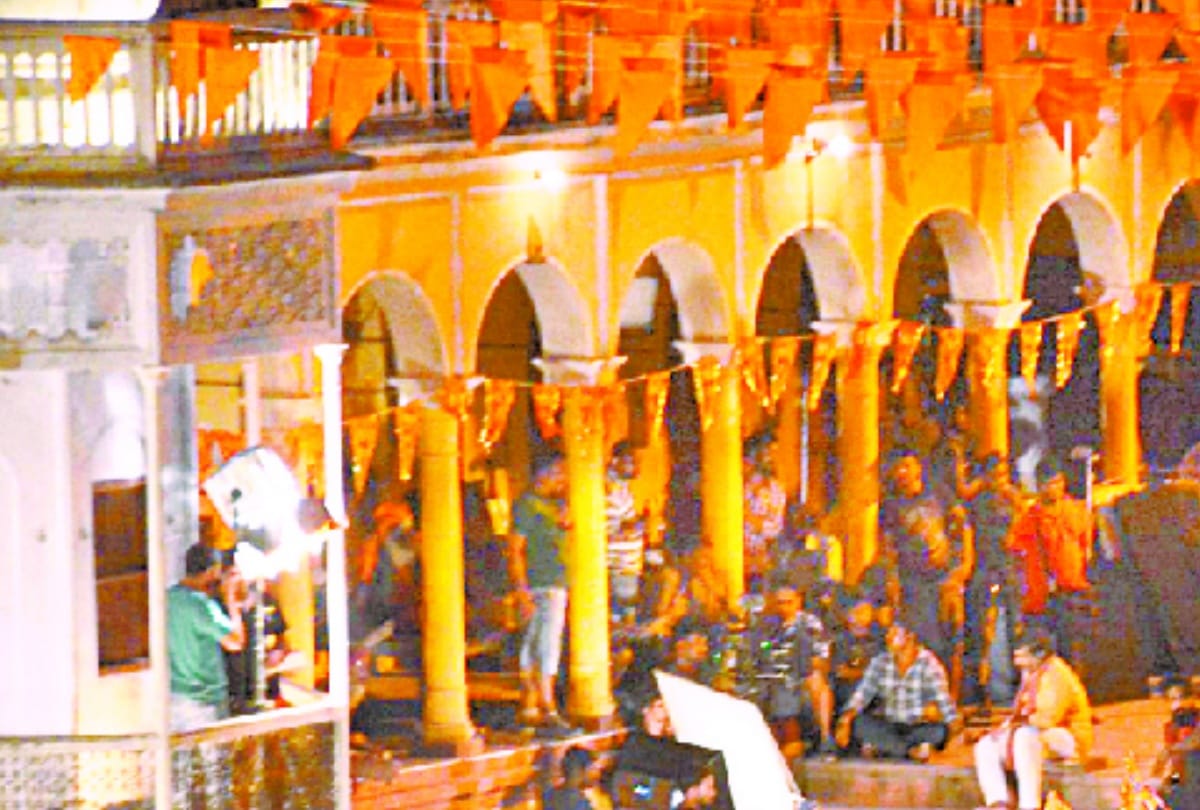 film actor rajinikanth reached lallumal ghat of lucknow for shooting