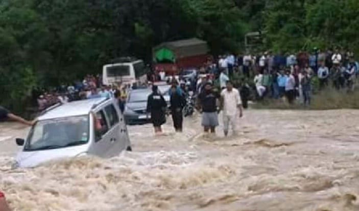 धनगढ़ी नाले में बही शिक्षकों की कार