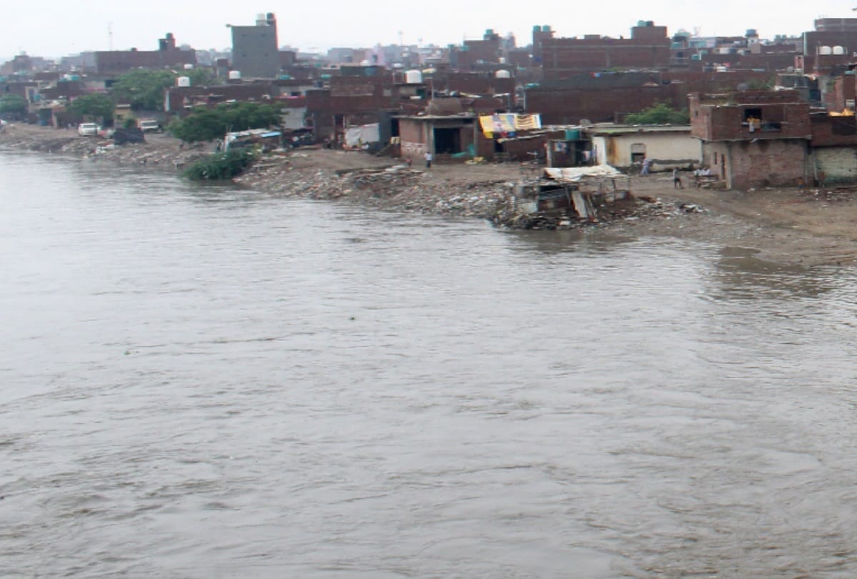 fir against 43 colonizer for cutting plot in hindon flood plains in noida
