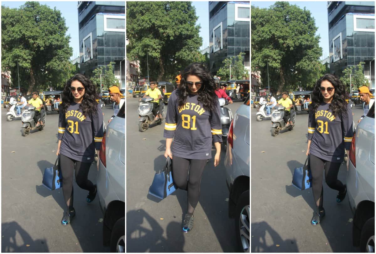 Huma Qureshi spotted in Delhi with Mother while doing shopping