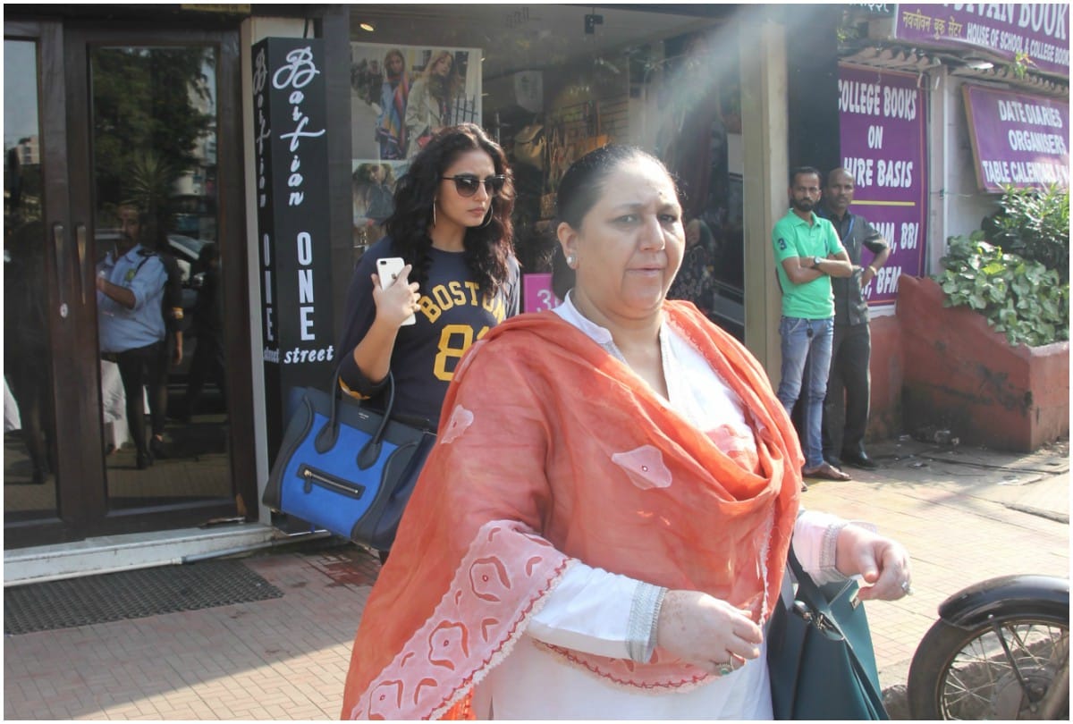 Huma Qureshi spotted in Delhi with Mother while doing shopping