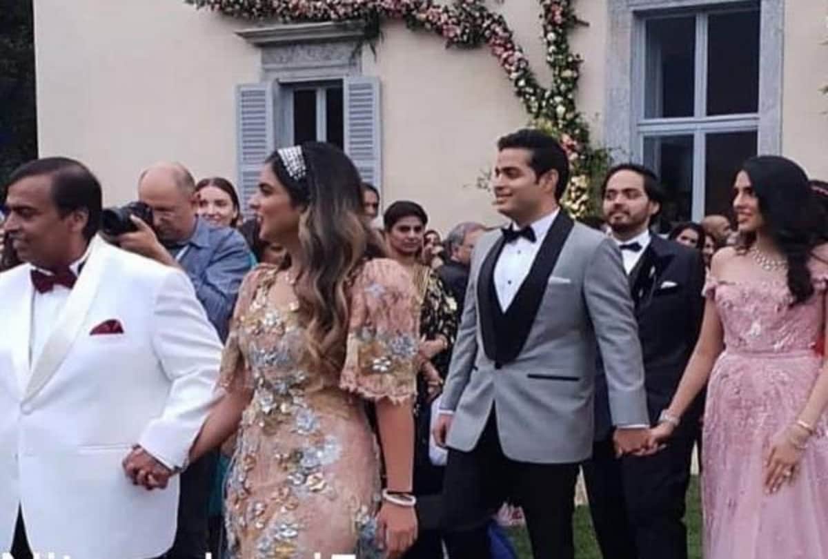 mukesh ambani daughter isha ambani wedding card lets check