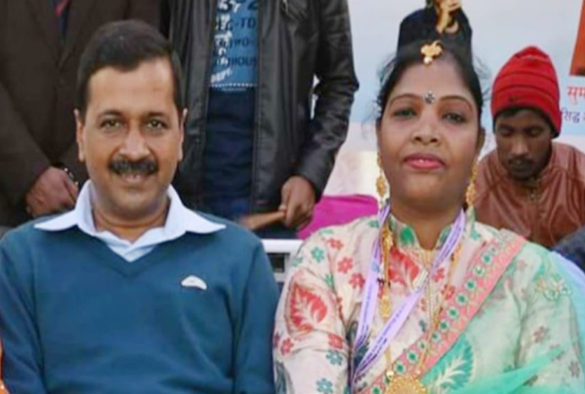 kejriwal photo with human traffic queen prabha munni triggering row creating dispute