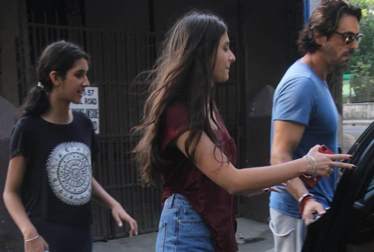 arjun rampal daughter mahikaa and myra spot at mumbai restraunt