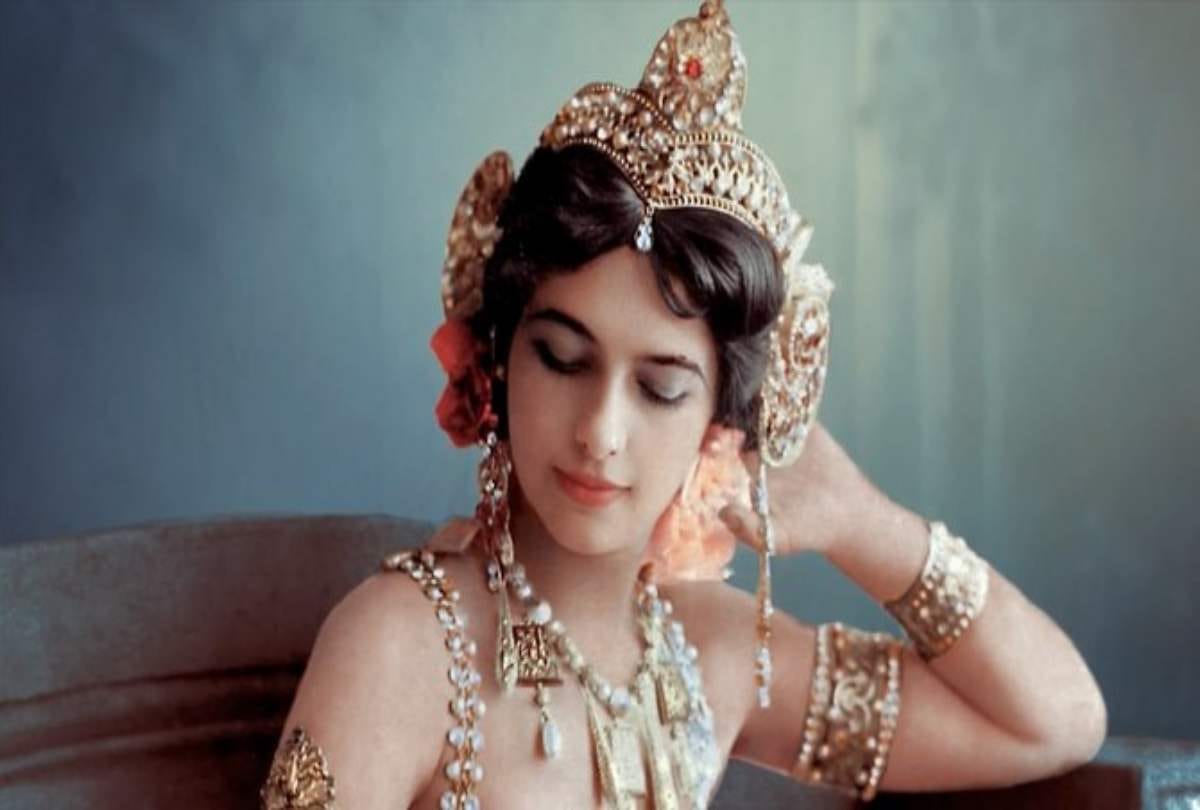 Naked Spy Mata Hari Is Worlds Most Dangerous Female Detective