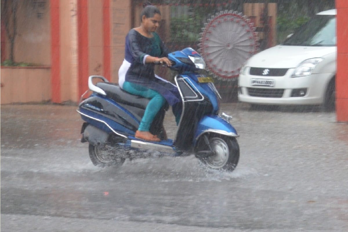 आसमान से गिरी आफत की बारिश, शहर में पानी ही पानी