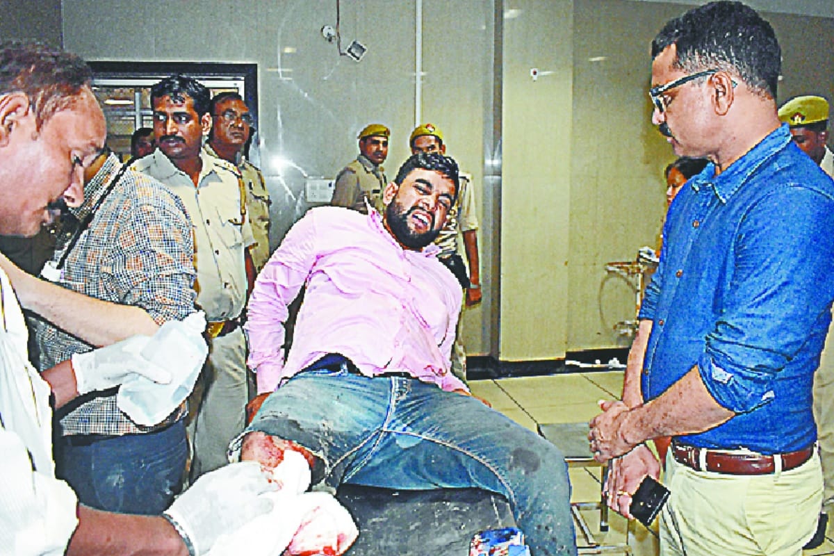 Encounter in meerut and accused  injured in police officers firing