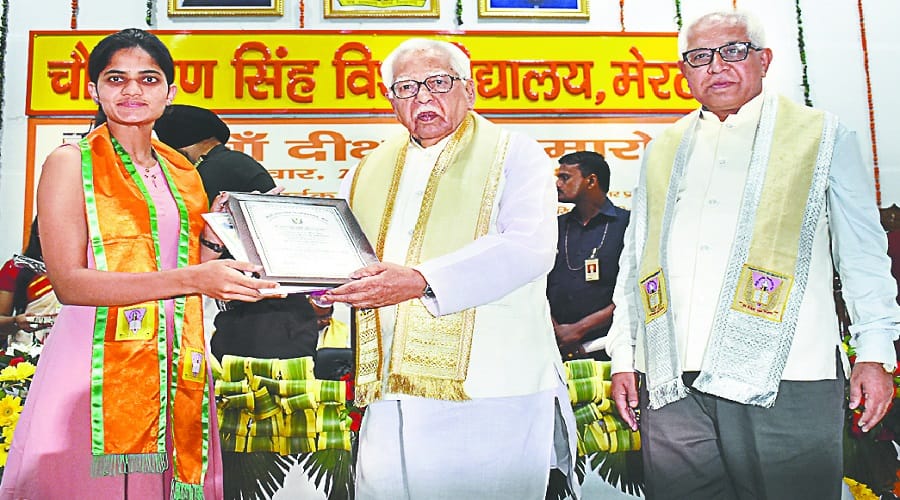 Suamaiya of awarded Murari Lal Maheshwari Medal and Fahad of awarded Atul Maheshwari Gold Medal