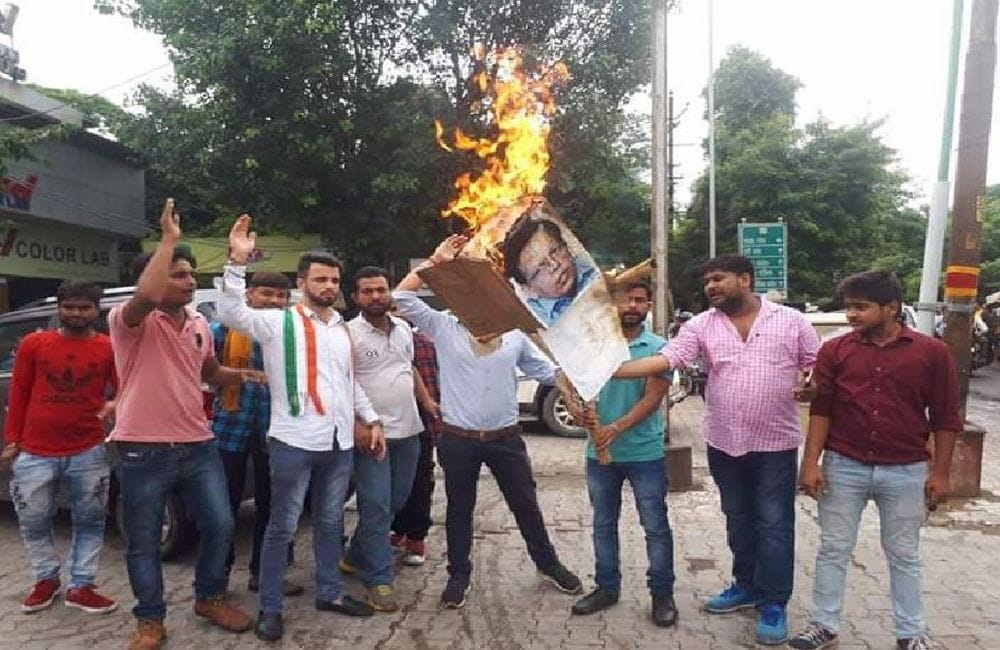 NSUI burns effigy of agra university VC before yogi adityanath visits
