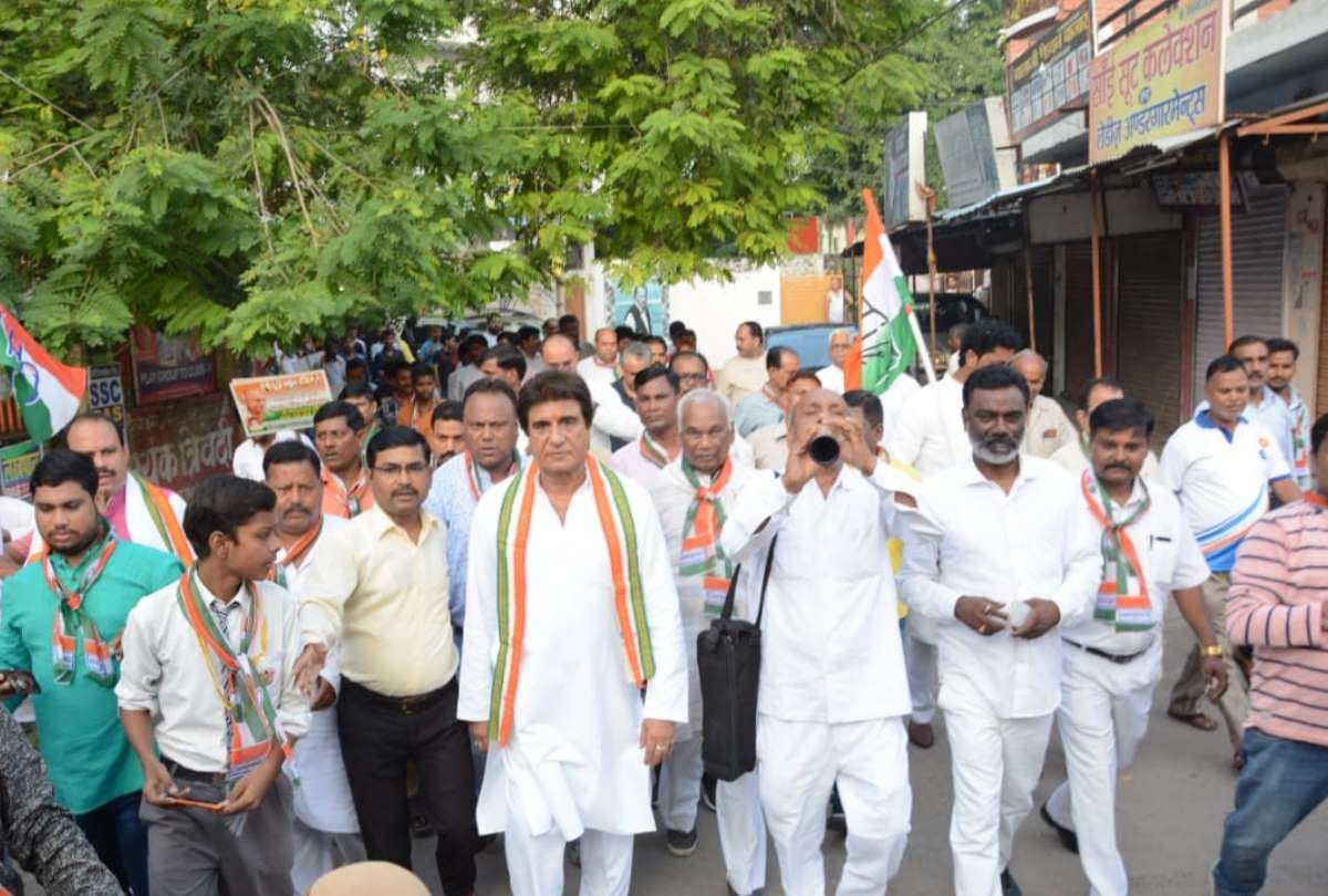 raj babbar along with congress member walked to give messages of gandhi ji