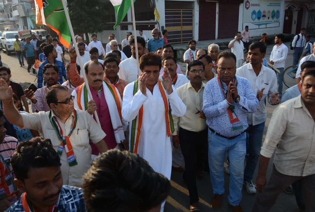 raj babbar along with congress member walked to give messages of gandhi ji