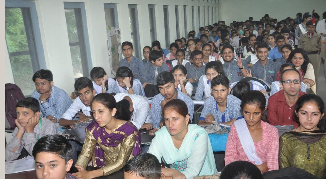 जिला मुख्यालय में जुटे ढाई सौ नन्हें वैज्ञानिक