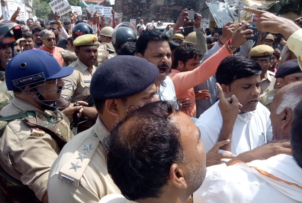 BJP activists protest against rahul gandhi in amethi.