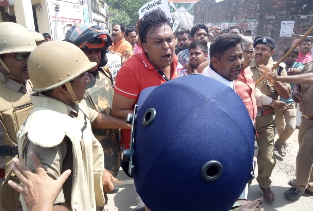 BJP activists protest against rahul gandhi in amethi.
