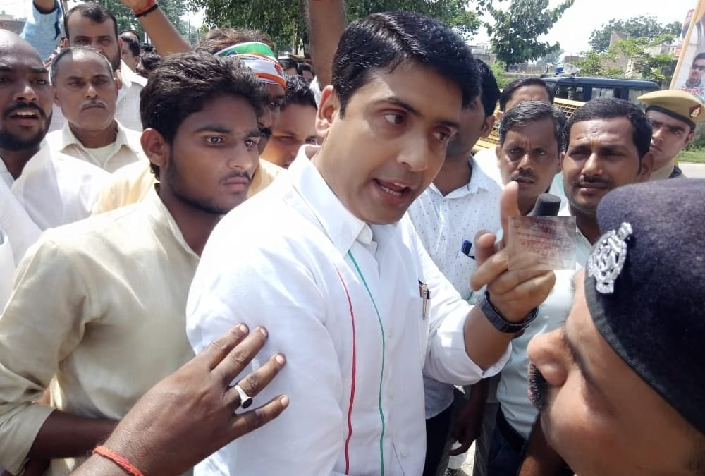 BJP activists protest against rahul gandhi in amethi.