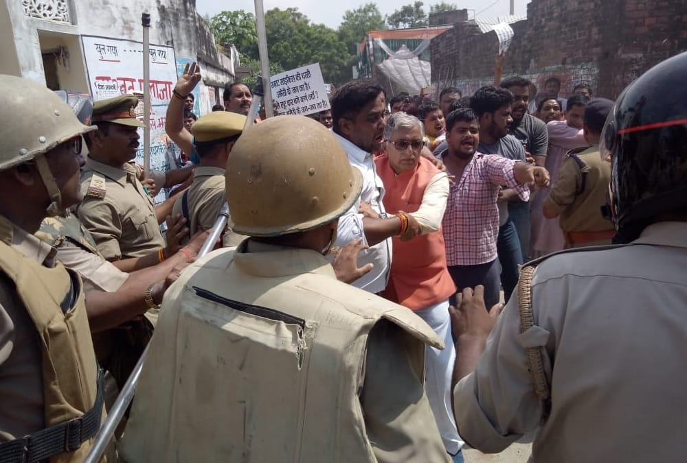 BJP activists protest against rahul gandhi in amethi.