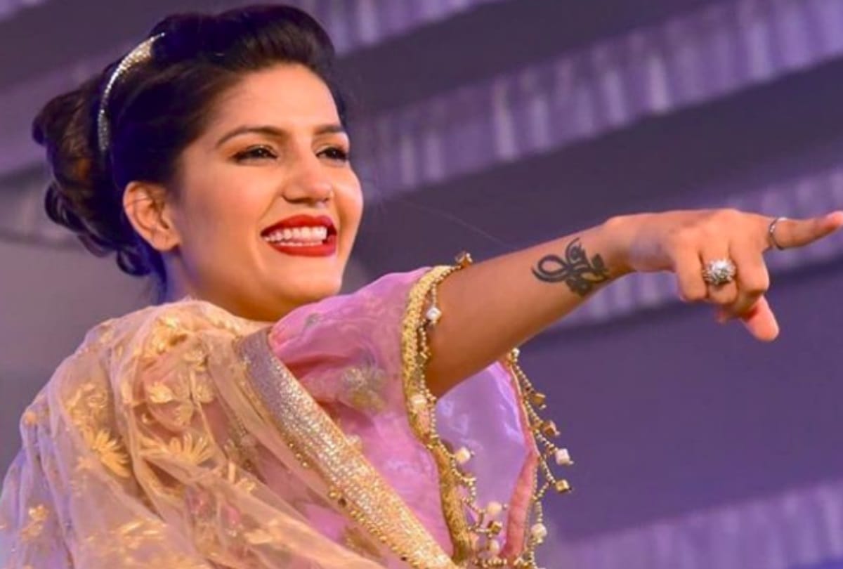 sapna choudhary cry on stage says sorry to audience and tell her grief