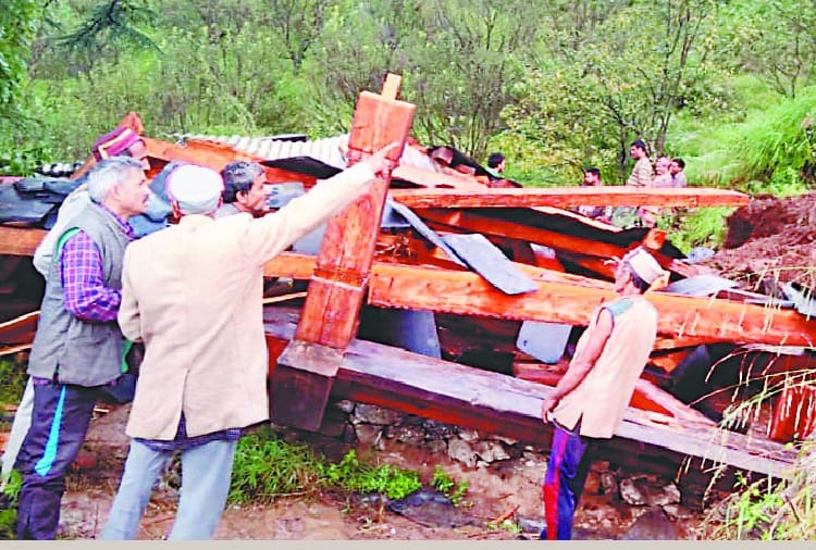 पत्थर गिरने से लक्ष्मी नारायण मंदिर क्षतिग्रस्त