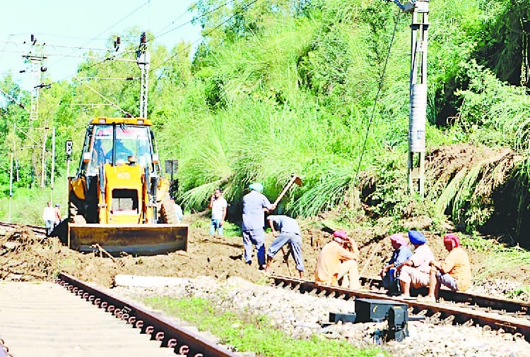 रेल ट्रैक पर ल्हासे गिरने से ट्रेनें रद्द