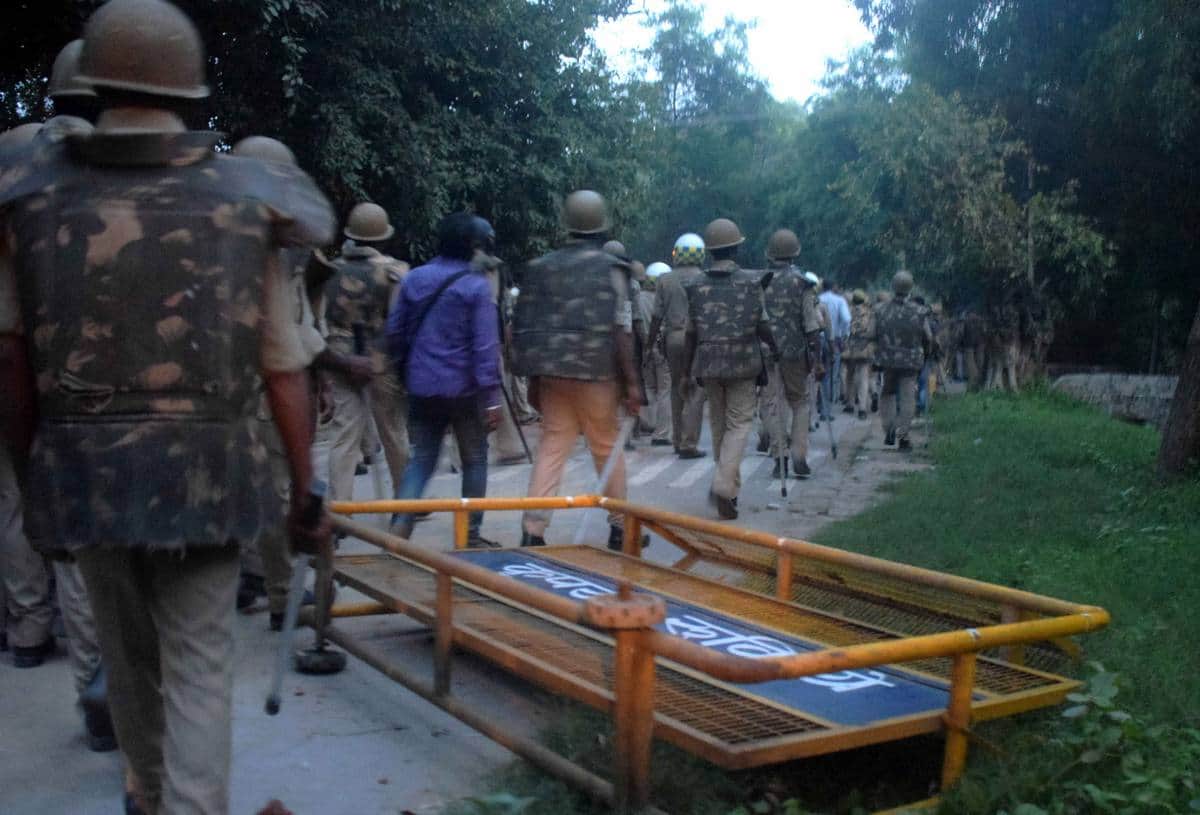 BHU security system fail in front of student mob