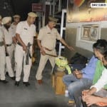 हमले की धमकी के बाद जांच करती पुलिस