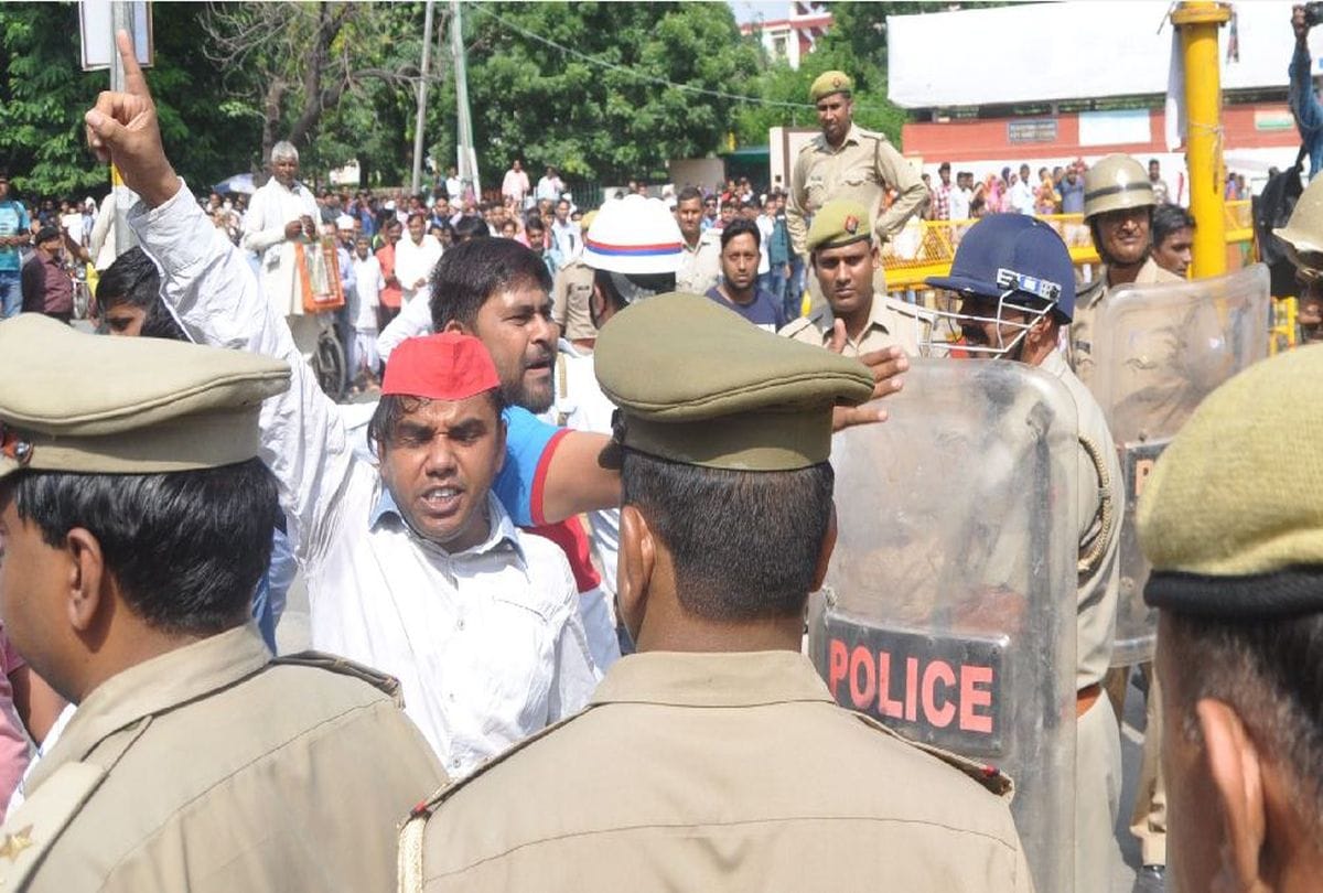 Police lathicharge on student wing members