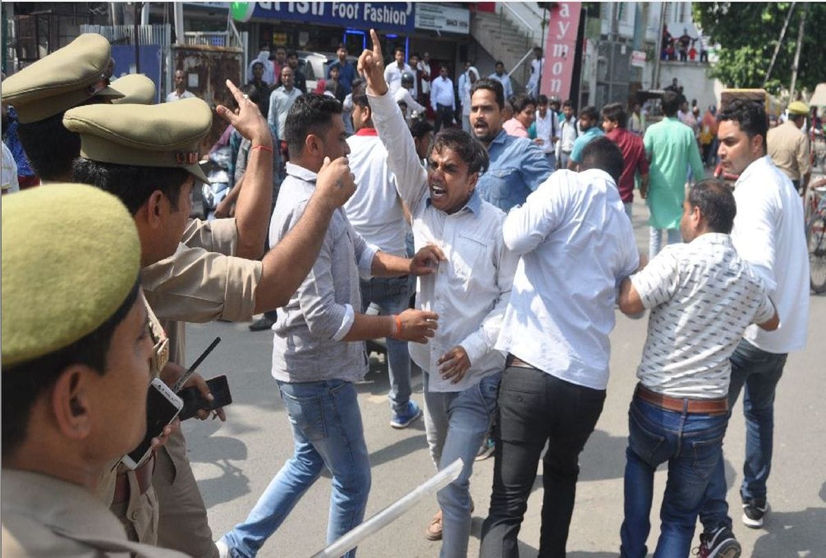छात्रों ने थाना घेरा, किया चक्काजाम