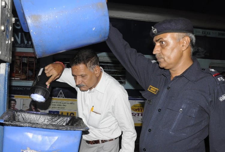 lashkar e taiba threatens by letter to blast railway stations and temples with bombs