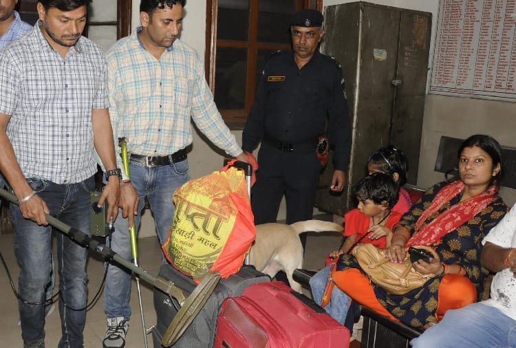 lashkar e taiba threatens by letter to blast railway stations and temples with bombs