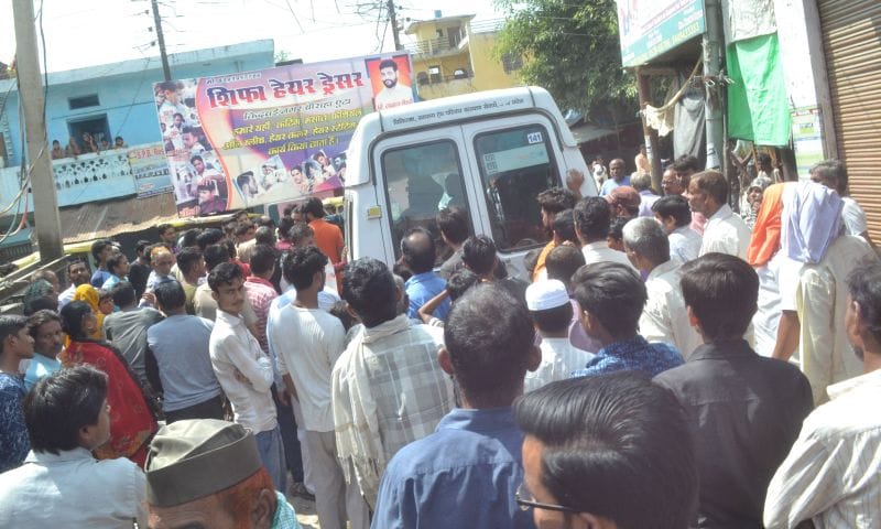 शराब के नशे में टल्ली महिला ने काटा हंगामा