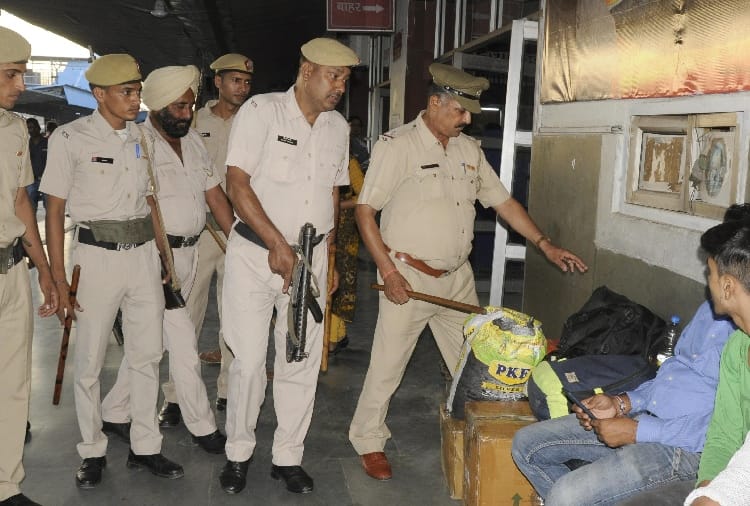 lashkar e taiba threatens by letter to blast railway stations and temples with bombs