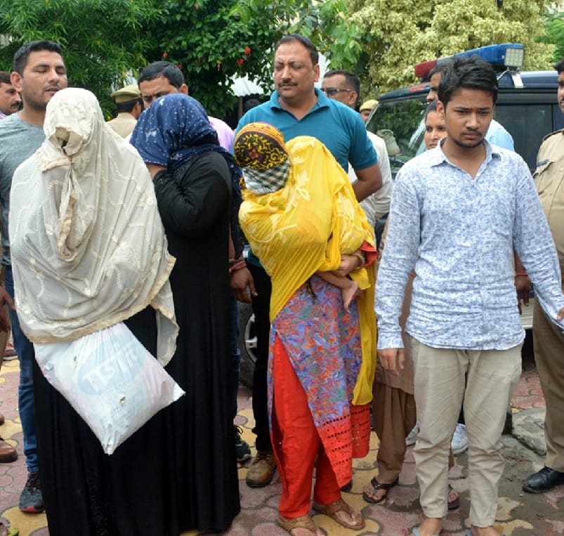 Family gang stolen Rs 40 lakhs