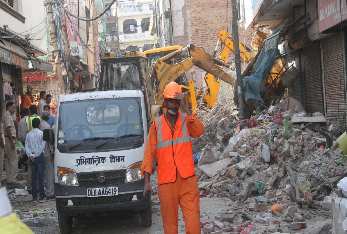 delhi building collapse eyewitness says i exit home loud explosion saw back building fall like cards