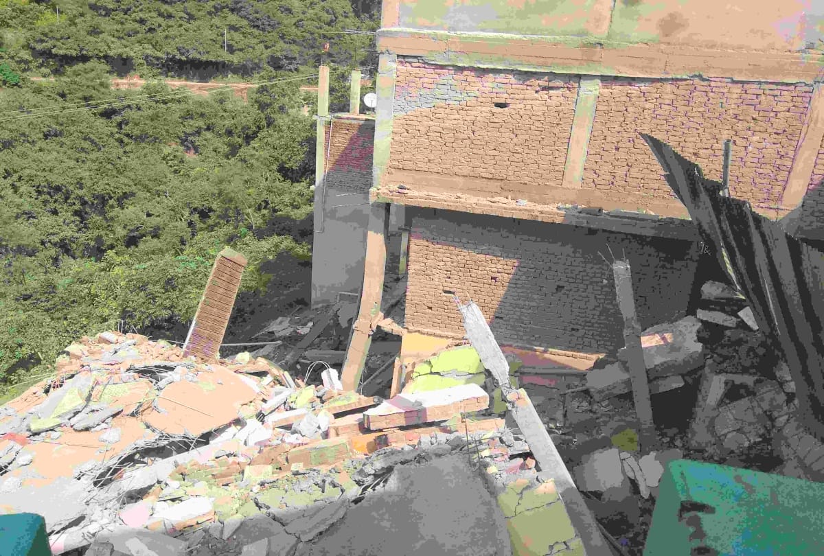 Three storey house collapsed in swarghat bilaspur himachal