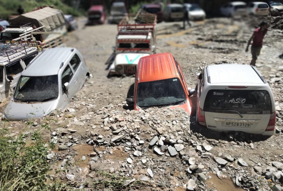 cloud burst in kotkhai shimla twenty seven vehicle and shops damaged