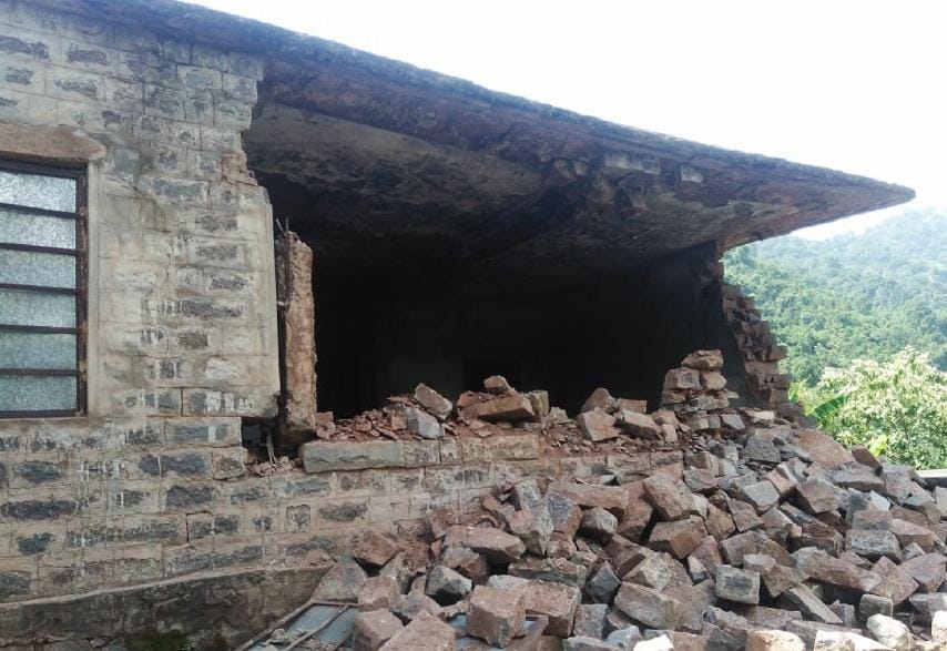 बारिश के कारण ढंगयार स्कूल भवन की दीवार गिरी