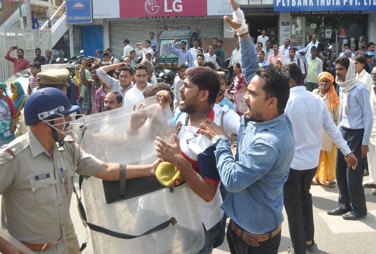 Police lathicharge on student wing members
