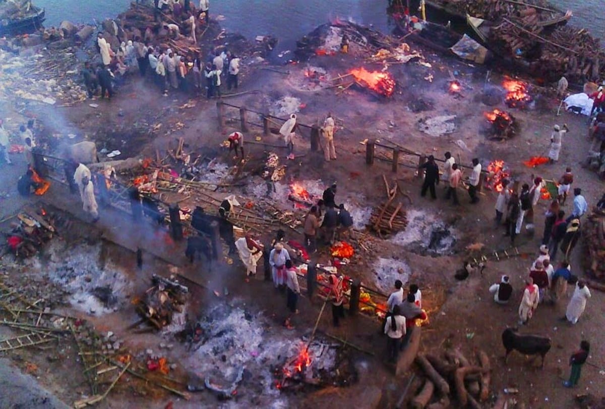 banaras cremation ground where recovered tax from the dead body