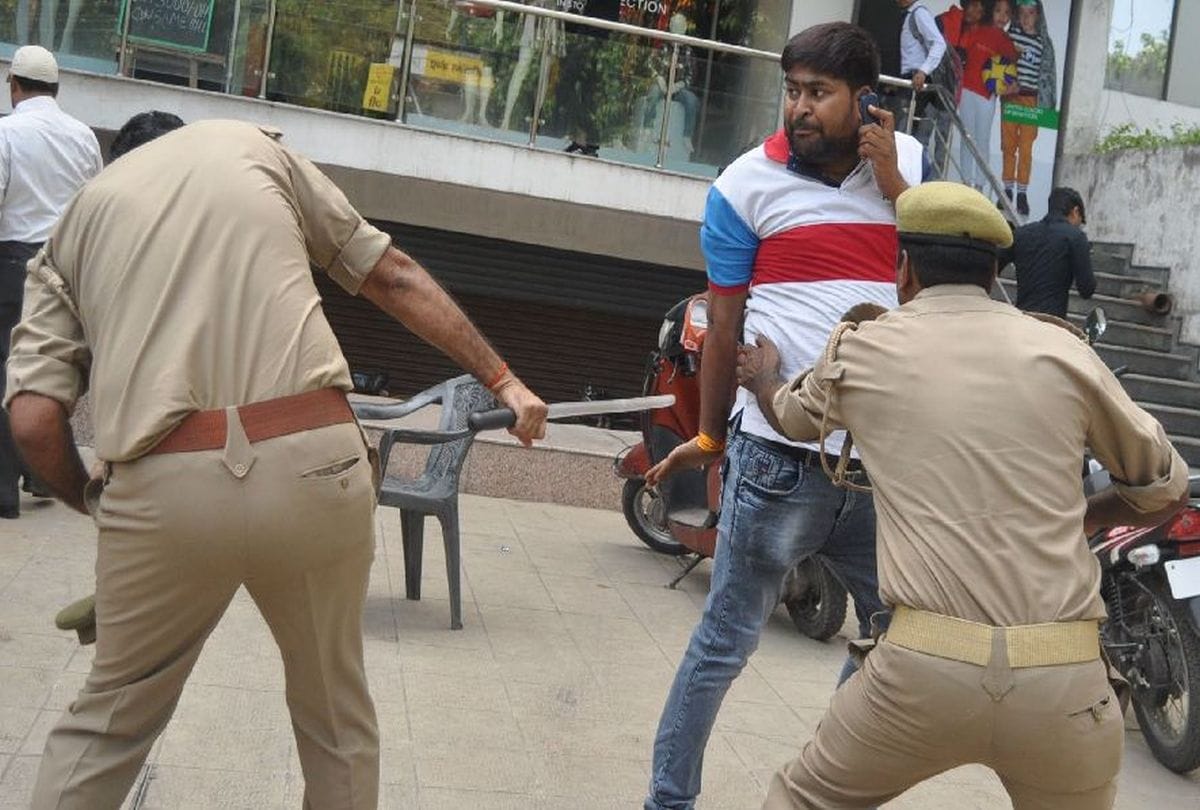 Police lathicharge on student wing members