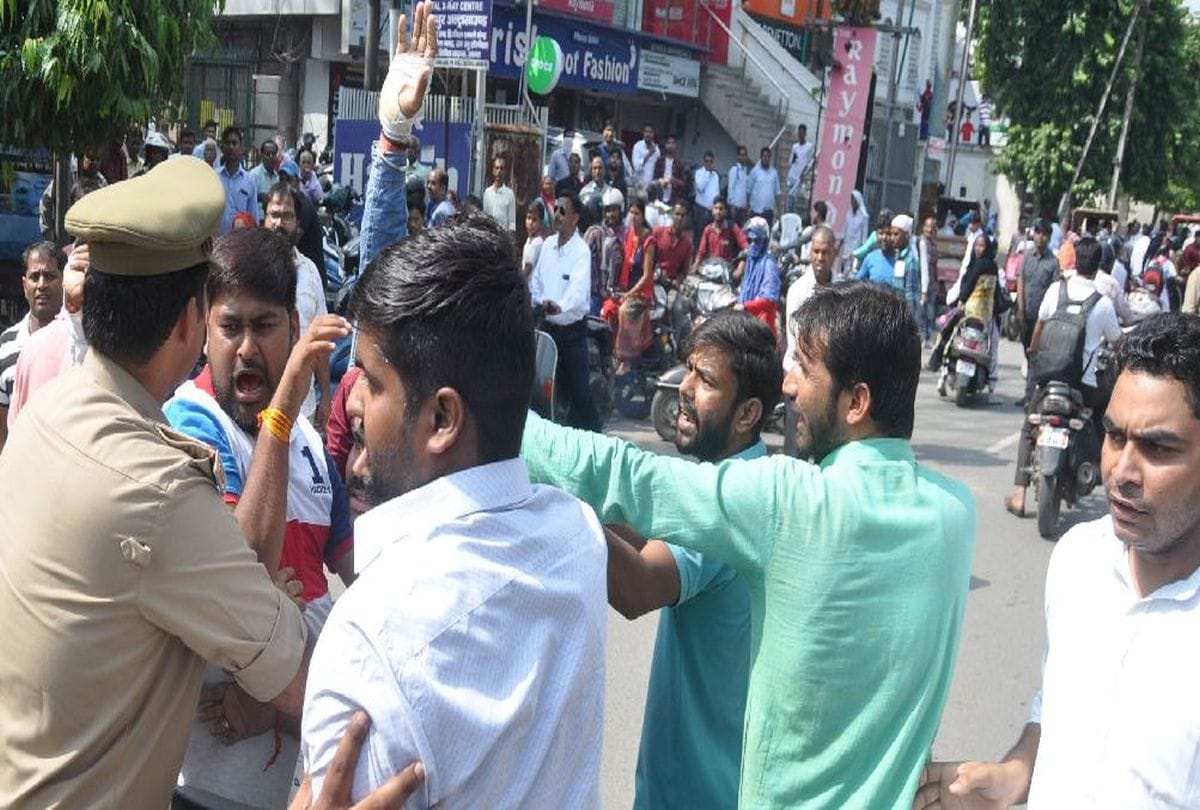 Police lathicharge on student wing members
