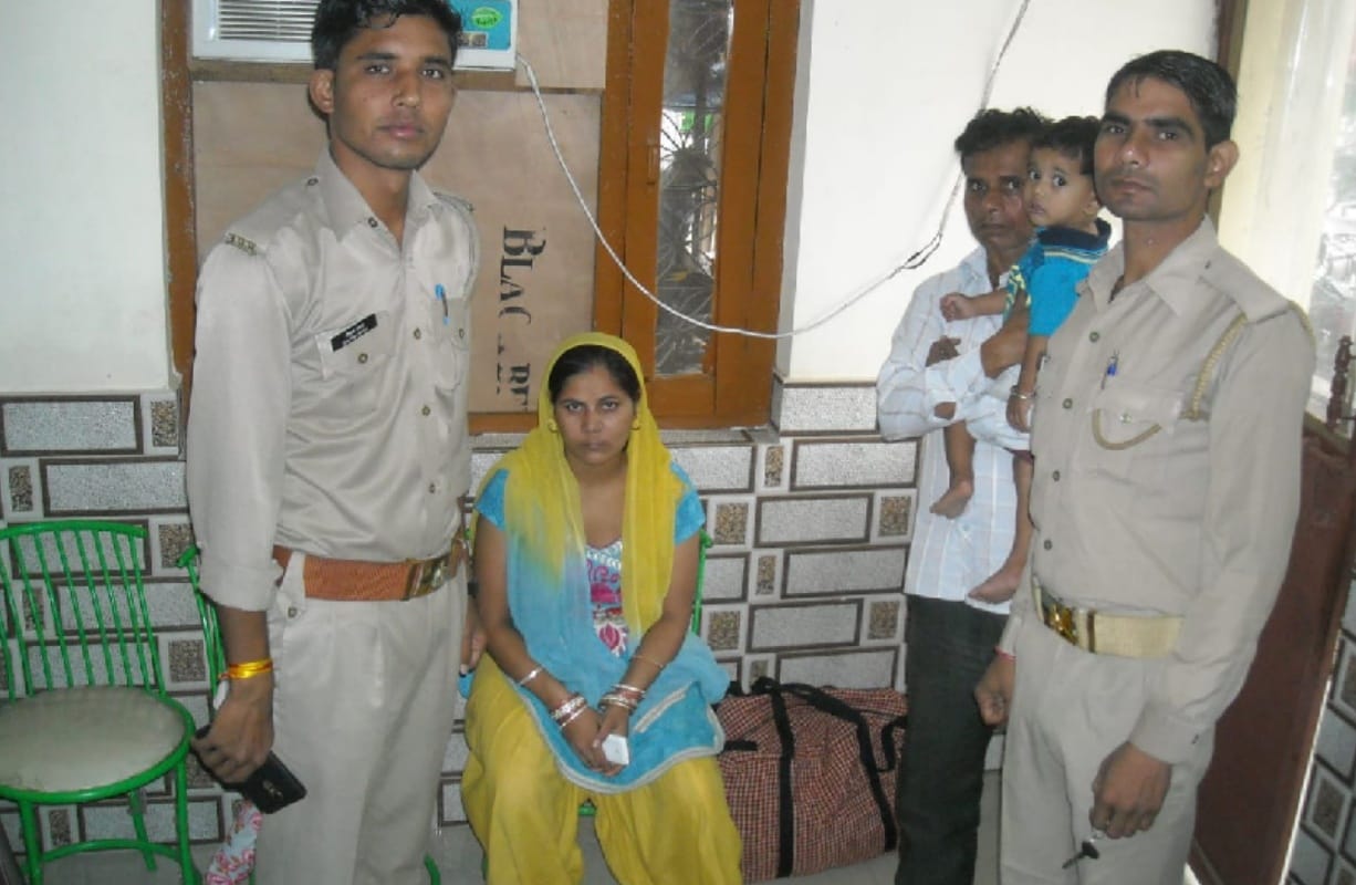UP police saved woman lying on railway tracks to commit suicide with a baby girl
