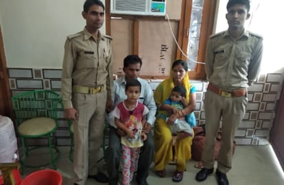 UP police saved woman lying on railway tracks to commit suicide with a baby girl